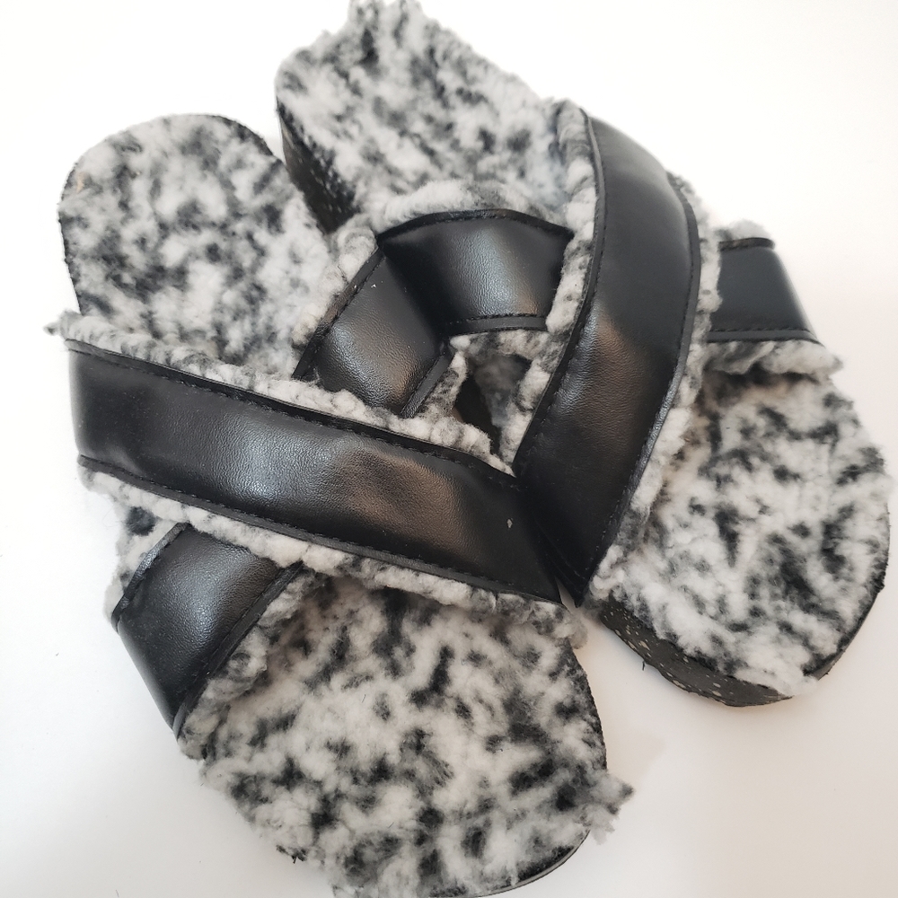 5/$15 Size 7 Black White Plush Lined Slip On Sandals - Picture 1 of 7